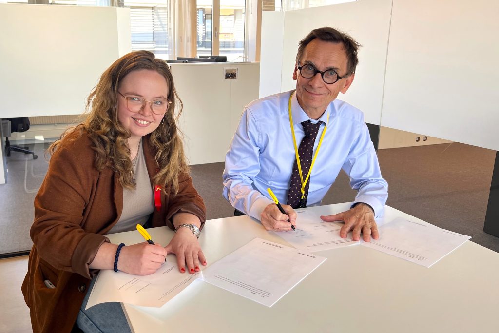 Leder av Studentparlamentet og rektor ved OsloMet signerer ny samarbeidsavtale