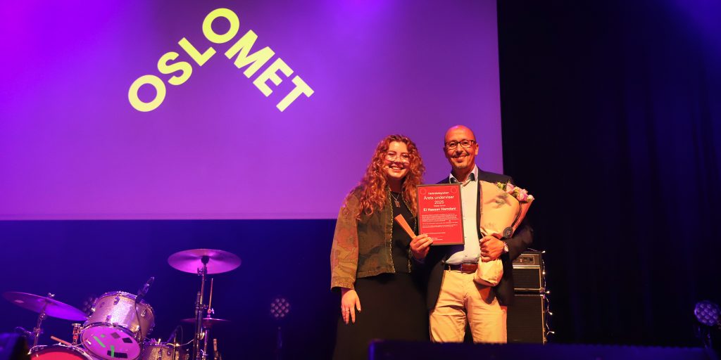 bilde av leder av arbeidsutvalget og vinneren av årets underviser 2025